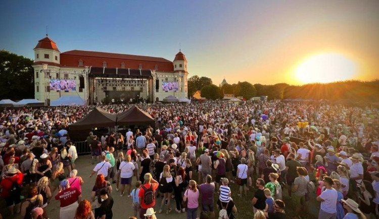 TIP NA VÍKEND: Holešovská Regata přiveze Ewu Farnou, Tři sestry a na pódiu bude i svatba