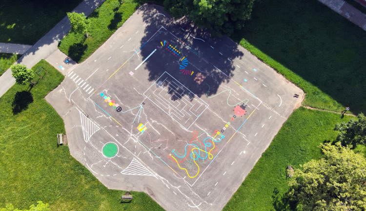 Betonový plácek u hradecké Bezručovky se díky participativnímu rozpočtu proměnil v zábavní zónu