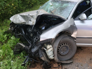 Bez pásu a pod vlivem. Pro zraněného řidiče letěl po nehodě na Olomoucku vrtulník