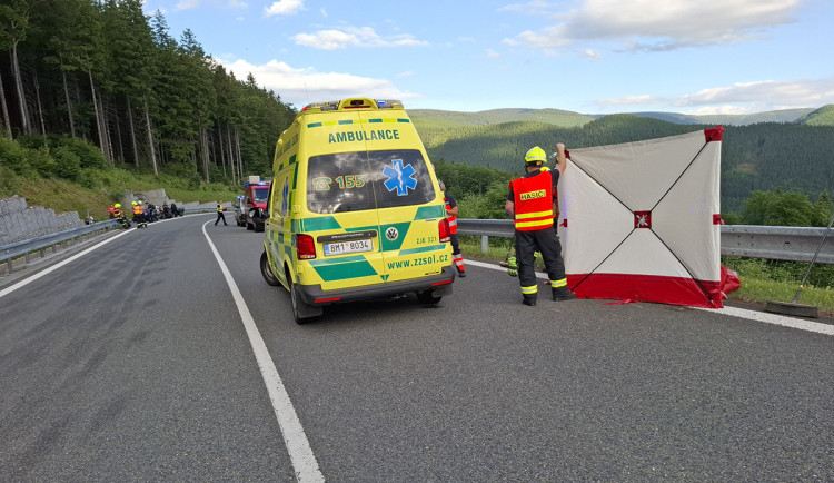 Smrtelná nehoda na Červenohorském sedle. O život přišel motorkář