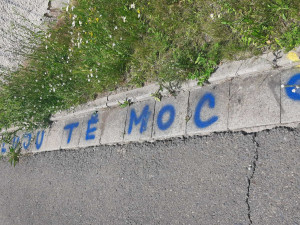 Dva zamilovaní muži na chodník v Olomouci sprejovali srdíčka. Mohou se dostat za mříže