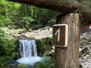 Kde došlo k úrazu? Výletníkům i záchranářům v údolí Bílé Opavy pomůže nové značení