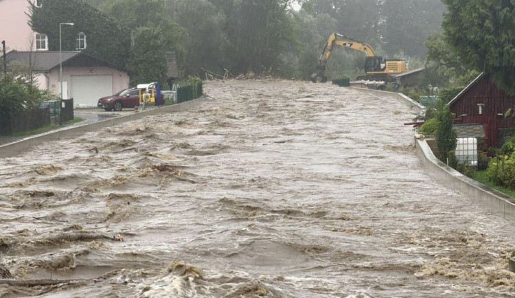 Dvě desítky studentů z Olomouce jely opět pomáhat na záplavami postižené Jesenicko