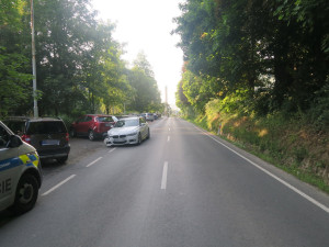 Řidička v Šumperku nabourala dvě auta, ohrozil ji jiný vůz. Zranila se i chodkyně