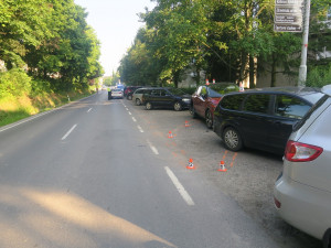 Řidička v Šumperku nabourala dvě auta, ohrozil ji jiný vůz. Zranila se i chodkyně