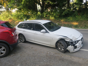 Řidička v Šumperku nabourala dvě auta, ohrozil ji jiný vůz. Zranila se i chodkyně