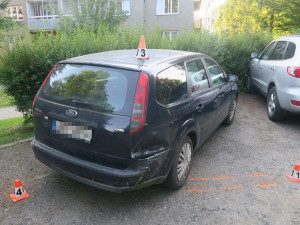 Řidička v Šumperku nabourala dvě auta, ohrozil ji jiný vůz. Zranila se i chodkyně