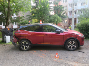 Řidička v Šumperku nabourala dvě auta, ohrozil ji jiný vůz. Zranila se i chodkyně