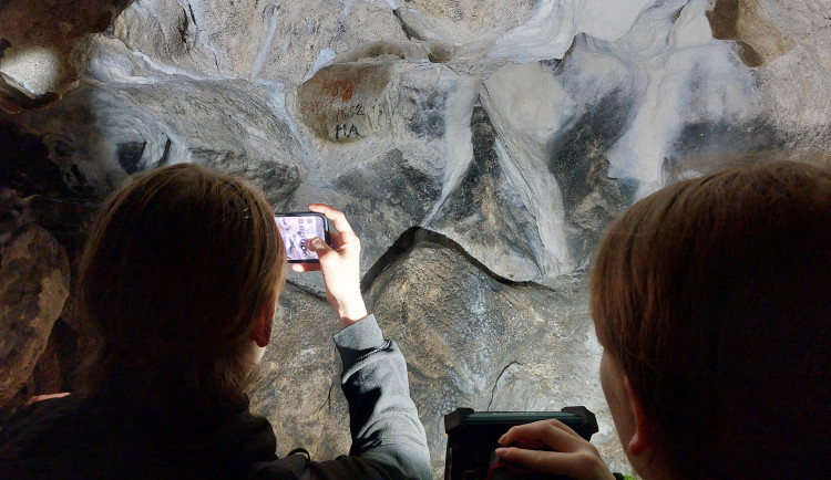 Studenti zkoumají historii zpřístupnění Jeskyně Na Špičáku nedaleko