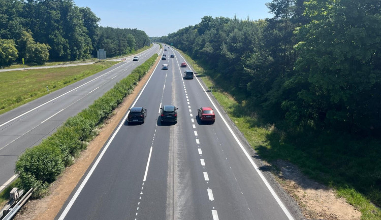 D11 směr Hradec Králové už je u Poděbrad bez kolon, vyjetých kolejí a výtluků