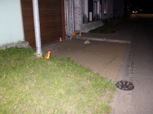 Řidič se dvěma promile demoloval ulice v Mořicích. Zničil sloup, vrata, okapy a poškodil zeleň