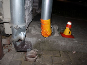 Řidič se dvěma promile demoloval ulice v Mořicích. Zničil sloup, vrata, okapy a poškodil zeleň