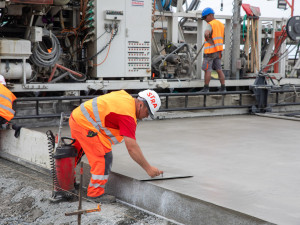 FOTO: Až půl kilometru za den. Betonáž vytouženého úseku D1 u Přerova jede naplno