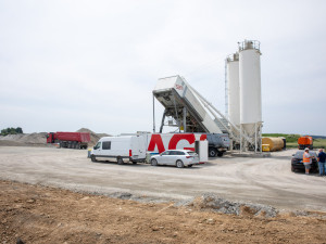 FOTO: Až půl kilometru za den. Betonáž vytouženého úseku D1 u Přerova jede naplno