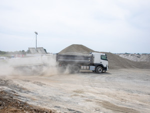 FOTO: Až půl kilometru za den. Betonáž vytouženého úseku D1 u Přerova jede naplno