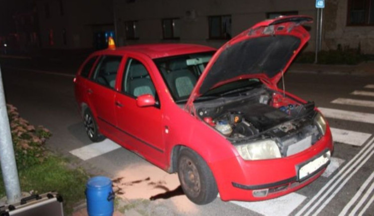 Řidič se dvěma promile demoloval ulice v Mořicích. Zničil sloup, vrata, okapy a poškodil zeleň