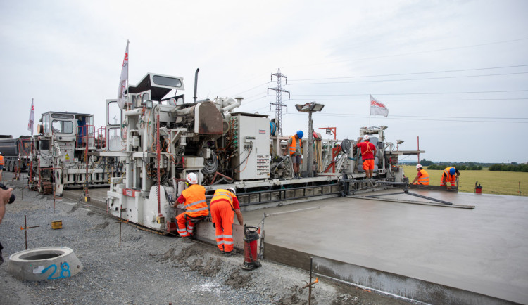 Betonáž vytouženého úseku D1 u Přerova jede naplno.