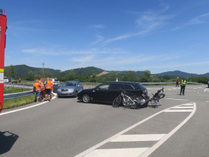 Čtyři havarovaná auta a poničená elektrokola. U Chromče zkomplikovala provoz hromadná nehoda