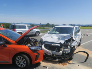 Čtyři havarovaná auta a poničená elektrokola. U Chromče zkomplikovala provoz hromadná nehoda