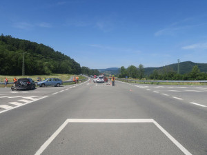 Čtyři havarovaná auta a poničená elektrokola. U Chromče zkomplikovala provoz hromadná nehoda