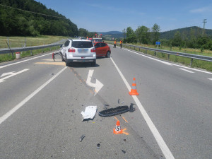 Čtyři havarovaná auta a poničená elektrokola. U Chromče zkomplikovala provoz hromadná nehoda