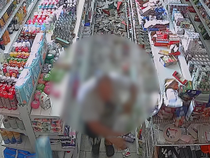 VIDEO: Rozdal náklad minerálek a zdemoloval obchod. Ničitele na Olomoucku zpacifikovali až policisté