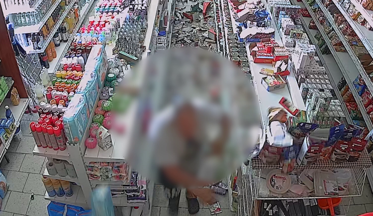 Rozdal náklad minerálek a pak demoloval obchod. Ničitele na Olomoucku zpacifikovali až policisté