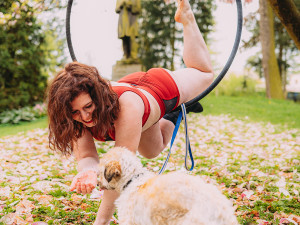 Krása, síla a psí radost. Tanečnice na Hané nafotily charitativní kalendář pro útulek