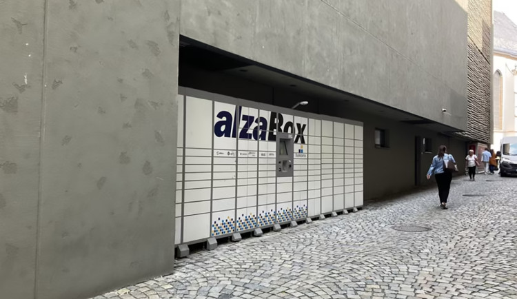 Výdejní box zakomponovaný do výklenku budovy