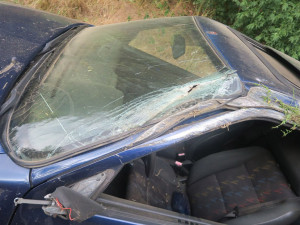 Mladík na Šumpersku otočil auto přes střechu. Prudce brzdil u zásahu hasičů