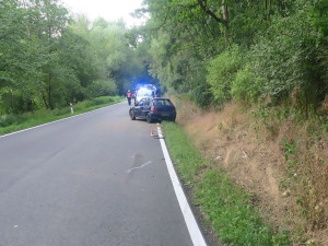 Mladík na Šumpersku otočil auto přes střechu. Prudce brzdil u zásahu hasičů