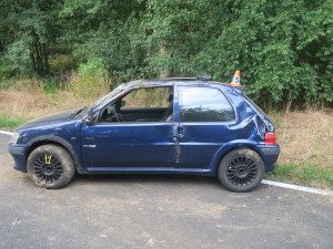 Mladík na Šumpersku otočil auto přes střechu. Prudce brzdil u zásahu hasičů