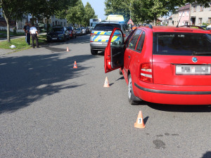 Policie vyšetřuje nehodu se zraněním cyklistky v Přáslavicích, o pomoc žádá svědky