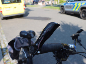Policie vyšetřuje nehodu se zraněním cyklistky v Přáslavicích, o pomoc žádá svědky