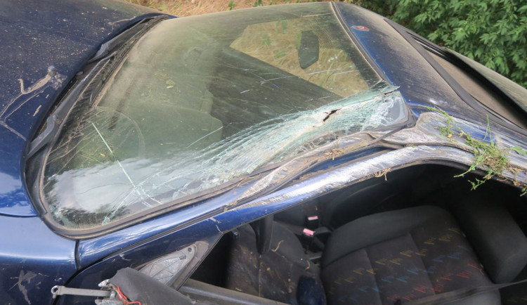 Mladík na Šumpersku otočil auto přes střechu. Prudce brzdil u neočekávané situace