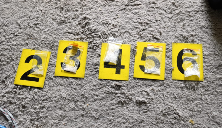 Šest lidí vařilo a prodávalo pervitin. Kriminalisté je zadrželi na Frýdecko-Místecku