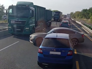 VIDEO: Hazard na D35. Řidič BMW se v koloně u Olomouce otočil do protisměru