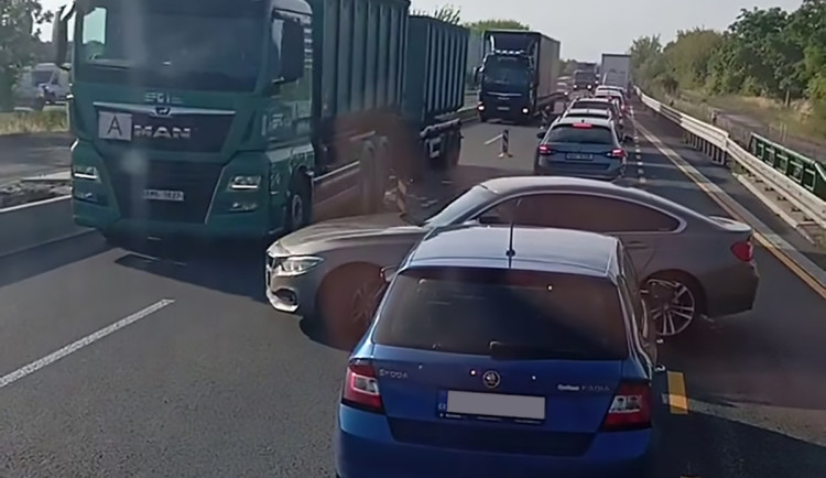 Hazard na D35. Řidič BMW se v koloně u Olomouce otočil do protisměru