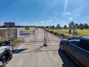 Náklo žije i při uzavírce klíčové silnice. Návštěvníky pískovny i obec trápí trable s parkováním
