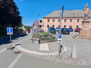 Náklo žije i při uzavírce klíčové silnice. Návštěvníky pískovny i obec trápí trable s parkováním