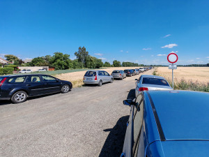 Náklo žije i při uzavírce klíčové silnice. Návštěvníky pískovny i obec trápí trable s parkováním