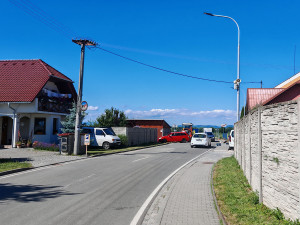 Náklo žije i při uzavírce klíčové silnice. Návštěvníky pískovny i obec trápí trable s parkováním