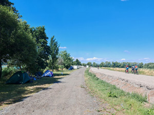 Náklo žije i při uzavírce klíčové silnice. Návštěvníky pískovny i obec trápí trable s parkováním