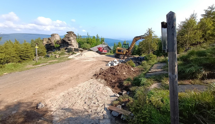 Stavba štětového chodníku na trase od Obřích skal na Šerák