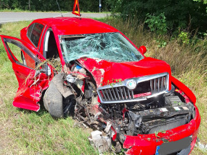K havárii auta u Měrotína letěl vrtulník. Zraněnou osobu museli vyprostit hasiči
