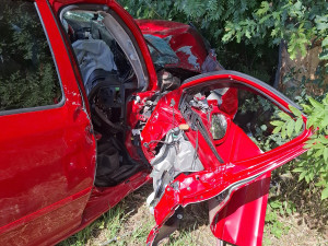 K havárii auta u Měrotína letěl vrtulník. Zraněného muže museli vyprostit hasiči