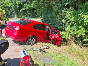 K havárii auta u Měrotína letěl vrtulník. Zraněného muže museli vyprostit hasiči