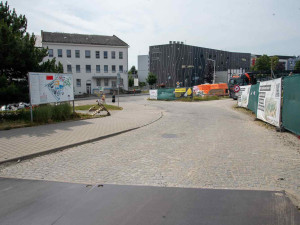 Od 1. července do 1. října se v souvislosti se stavbou pavilonu B uzavře část komunikace v prostoru někdejší staré vrátnice směrem k ředitelství.