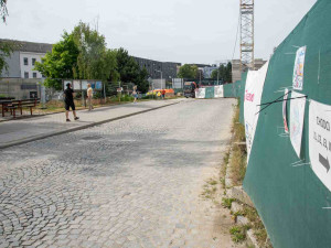 Od 1. července do 1. října se v souvislosti se stavbou pavilonu B uzavře část komunikace v prostoru někdejší staré vrátnice směrem k ředitelství.