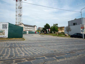 Stavba nového pavilonu B uzavře rušnou komunikaci v centrální části Fakultní nemocnice